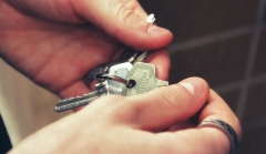 Hände halten Wohnungsschlüssel