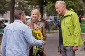 Cordelia Koch mit Jürgen Trittin im Gespräch mit Büger (Foto: A. Lüssow)